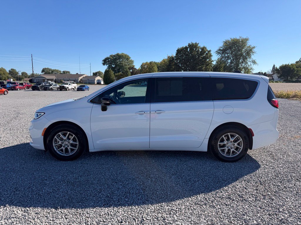 Used 2025 Chrysler Pacifica Select FWD image 4