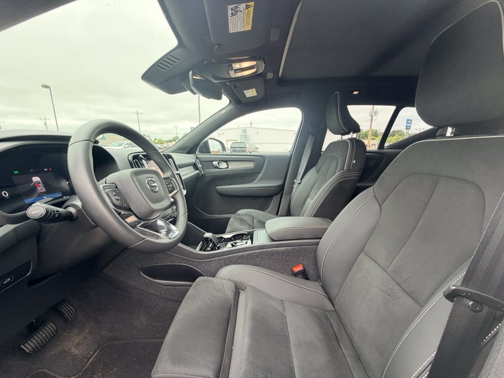 Used 2024 Volvo XC40 B5 Plus AWD/4WD image 7