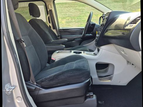 Used 2016 Dodge Grand Caravan SXT FWD image 11