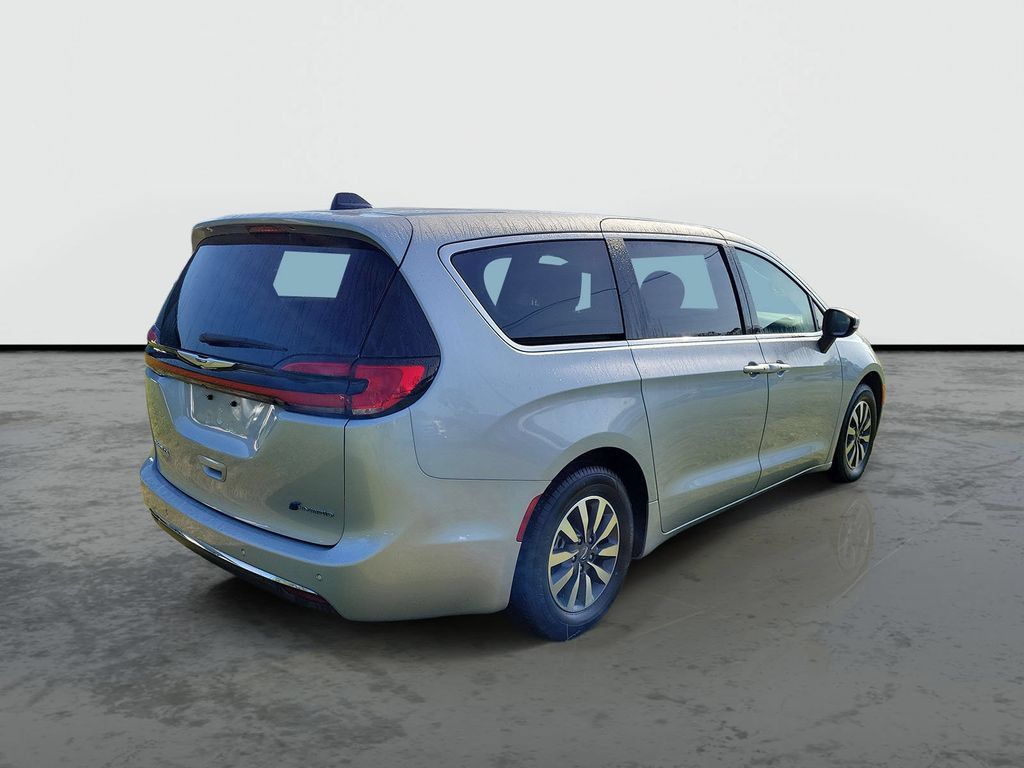 Used 2023 Chrysler Pacifica Touring-L FWD image 2