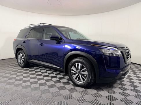 Used 2024 Nissan Pathfinder SL w/ Black Appearance Package FWD image 3
