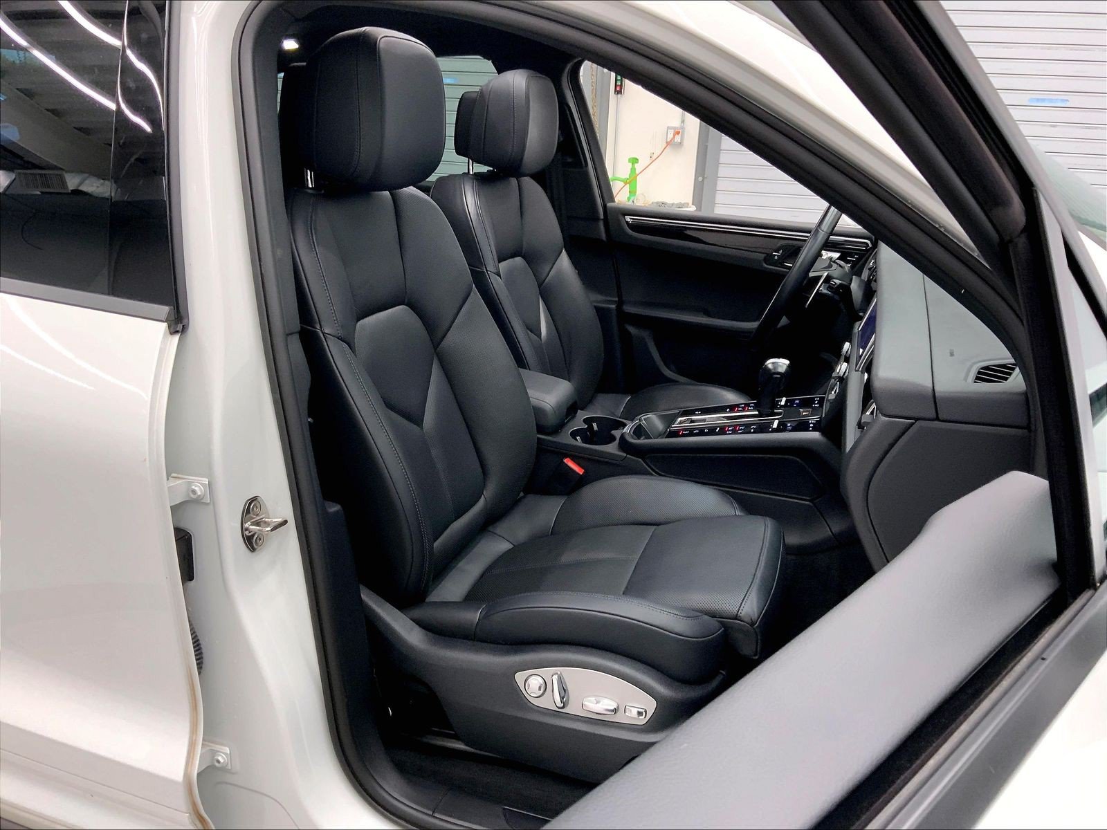 Certified 2023 Porsche Macan AWD/4WD image 18