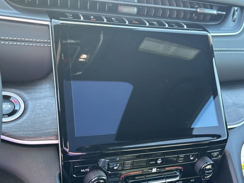 New 2025 Jeep Grand Cherokee Limited w/ Black Appearance Package image 32