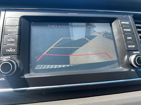 Used 2017 Kia Sedona LX w/ LX Essentials Premium Package FWD image 27