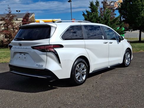 Certified 2023 Toyota Sienna Platinum image 6