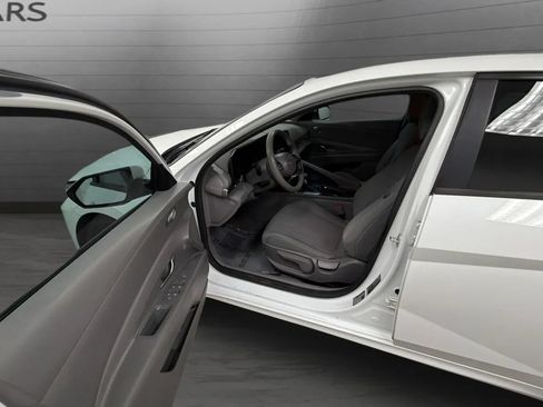 Used 2022 Hyundai Elantra SE FWD image 19