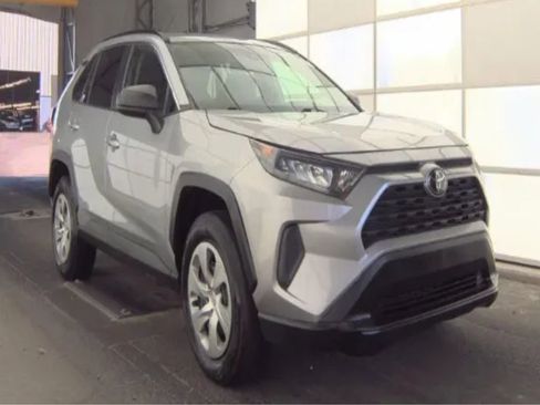 Used 2019 Toyota RAV4 LE image 2
