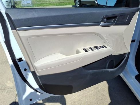 Used 2019 Hyundai Elantra SE image 17