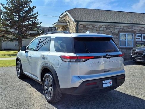 Used 2025 Nissan Pathfinder SV image 3