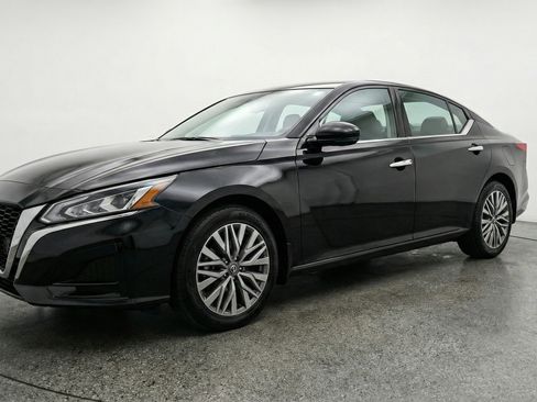 Used 2025 Nissan Altima 2.5 SV image 3