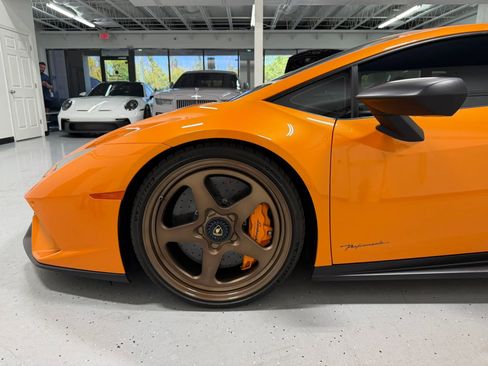 Used 2018 Lamborghini Huracan Performante AWD/4WD image 8