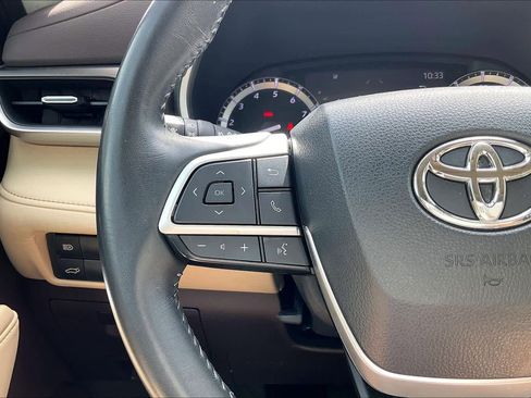 Used 2022 Toyota Highlander XLE FWD image 18