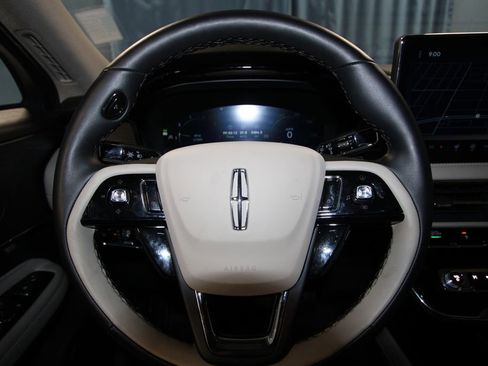 Used 2025 Lincoln Corsair AWD w/ Equipment Group 101A image 11