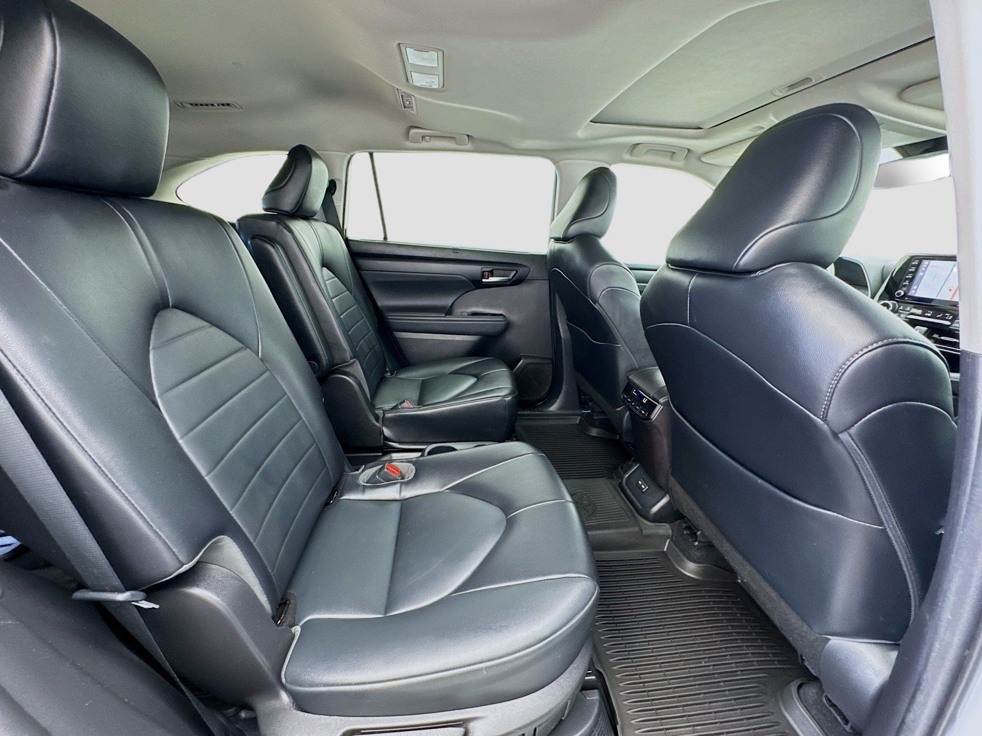 Used 2022 Toyota Highlander XLE AWD/4WD image 20