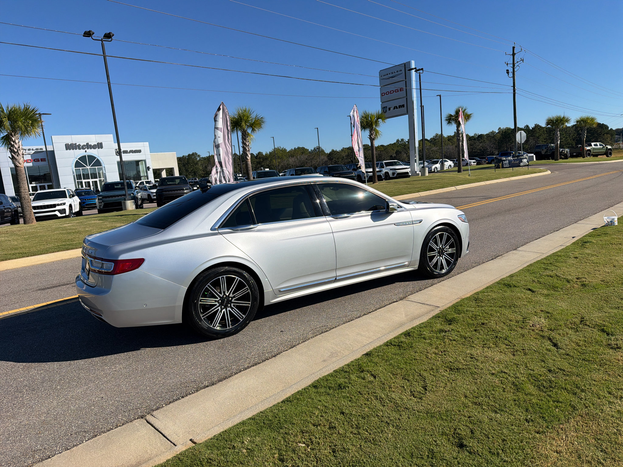 Used 2019 Lincoln Continental Reserve FWD image 4