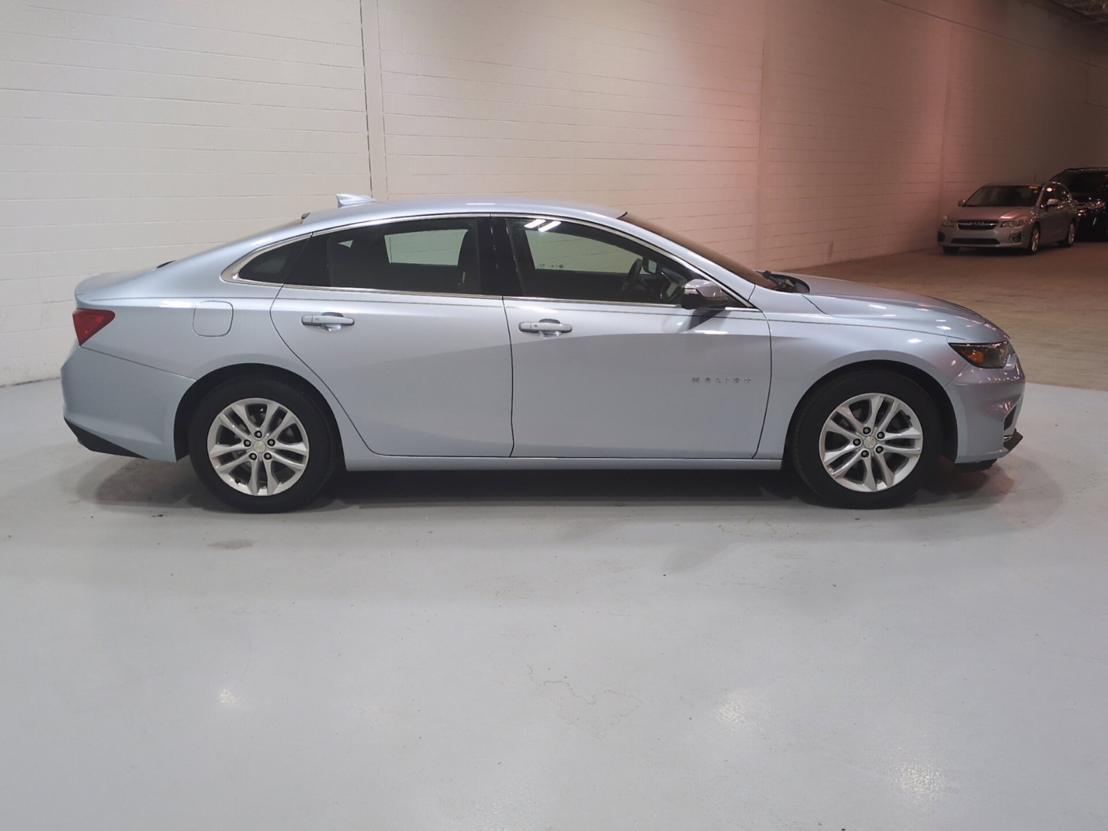 Used 2018 Chevrolet Malibu LT FWD image 2