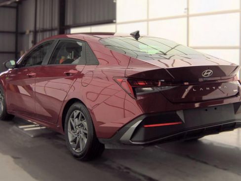 Certified 2025 Hyundai Elantra Hybrid FWD image 4