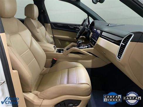 Used 2022 Porsche Cayenne w/ Premium Package image 78