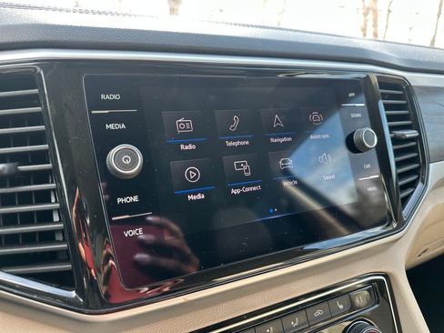 Used 2023 Volkswagen Atlas SE w/ Black Wheel Package image 9