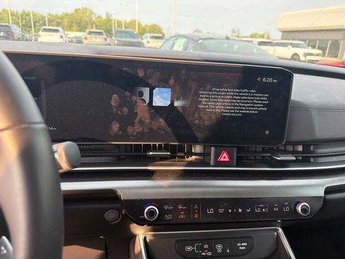 Used 2026 Kia Carnival SX w/ SX Dark Edition Package FWD image 4