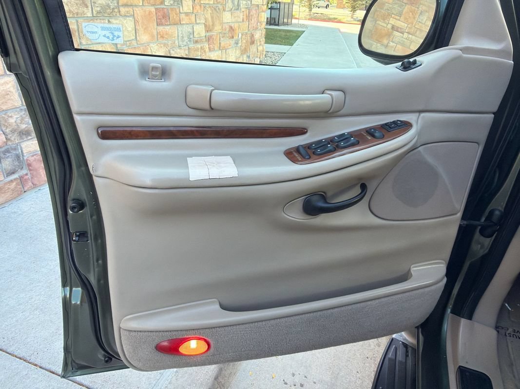 Used 2001 Lincoln Navigator 4WD image 9