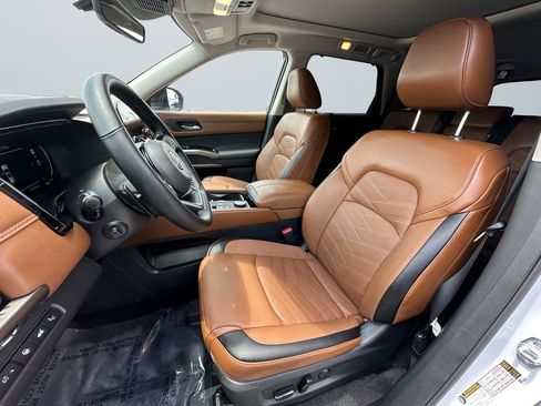 Used 2025 Nissan Pathfinder Platinum w/ Black Appearance Package AWD/4WD image 9