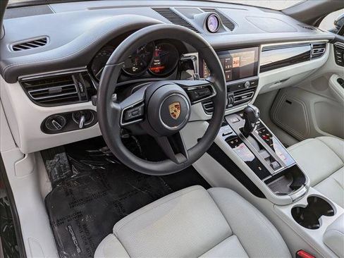 Certified 2024 Porsche Macan image 4