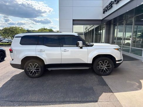 Used 2025 Lexus GX 550 w/ Accessory Package (2T) AWD/4WD image 16