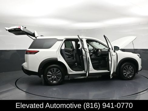 Used 2024 Nissan Pathfinder S AWD/4WD image 33
