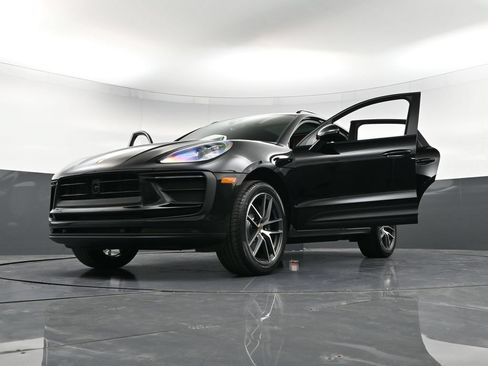 Certified 2026 Porsche Macan AWD/4WD image 39