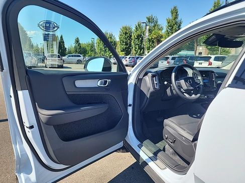 Certified 2026 Volvo XC40 B5 Plus AWD/4WD image 9