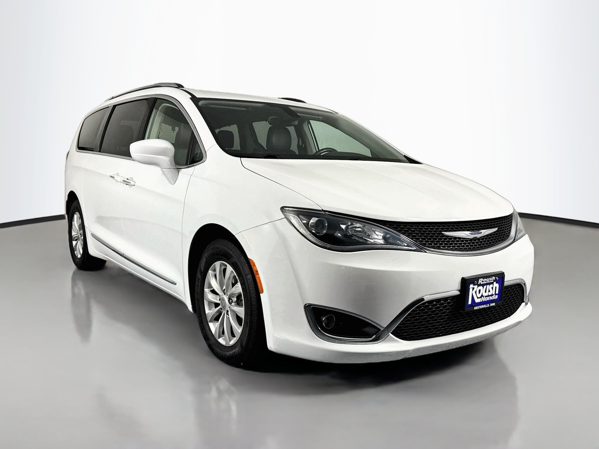 Used 2018 Chrysler Pacifica Touring-L FWD image 3