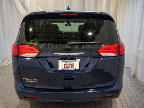 Used 2017 Chrysler Pacifica Touring image 4