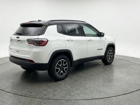 Used 2025 Jeep Compass Trailhawk image 9