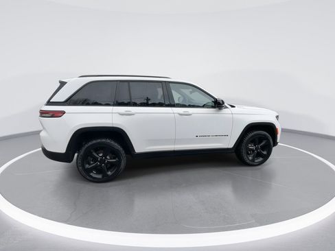 Used 2022 Jeep Grand Cherokee Altitude image 21