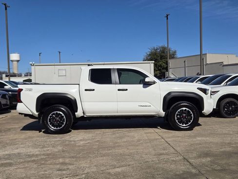 Used 2024 Toyota Tacoma TRD Off-Road image 5