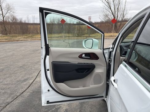 Used 2020 Chrysler Pacifica Limited image 10