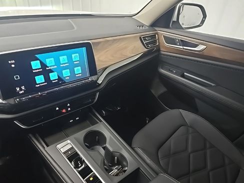 Used 2024 Volkswagen Atlas SE image 25