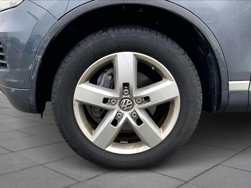 Used 2014 Volkswagen Touareg TDI image 11
