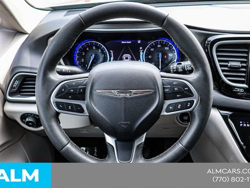 Used 2024 Chrysler Pacifica Touring-L image 25