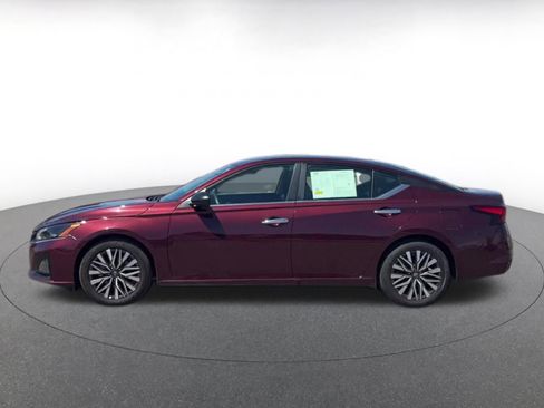 Used 2025 Nissan Altima 2.5 SV FWD image 8