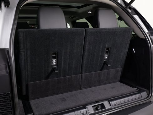 Used 2024 Land Rover Discovery S image 44