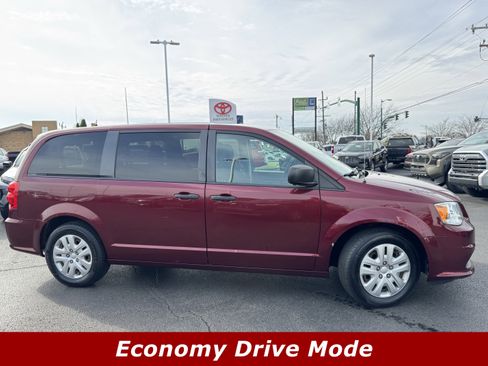Used 2019 Dodge Grand Caravan SE w/ UConnect Hands-Free Group image 2