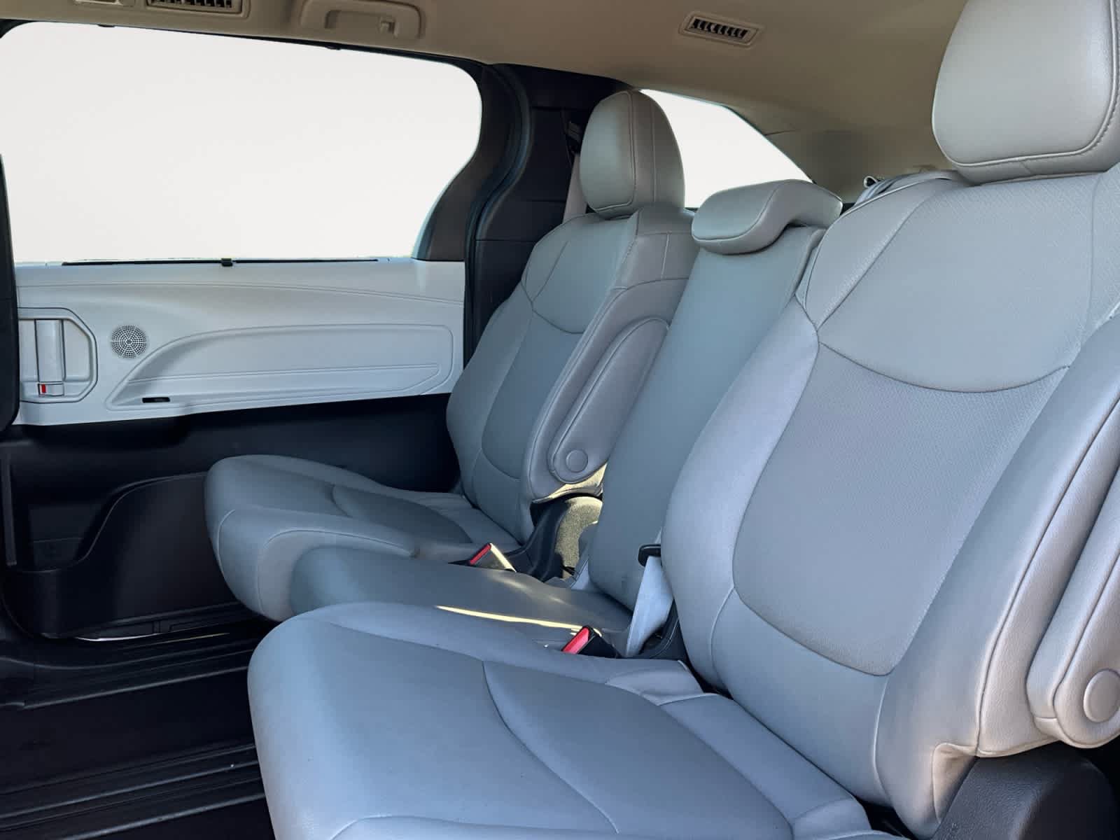Used 2025 Toyota Sienna XLE FWD image 13