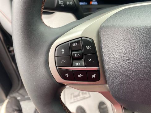 Used 2025 Ford Explorer Active AWD/4WD image 17