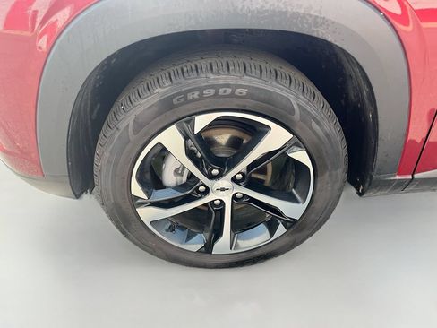Used 2025 Chevrolet Trax RS FWD image 32