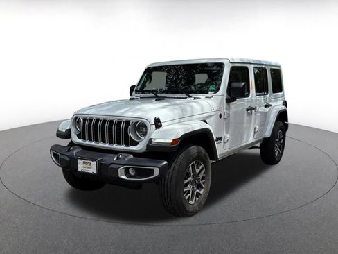 Used 2025 Jeep Wrangler Unlimited Sahara AWD/4WD image 3