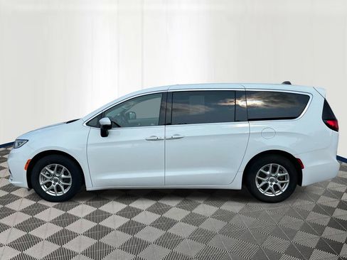 Used 2023 Chrysler Pacifica Touring-L FWD image 2