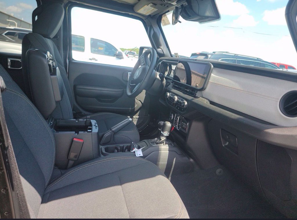 Used 2024 Jeep Wrangler Unlimited w/ Convenience Group AWD/4WD image 10
