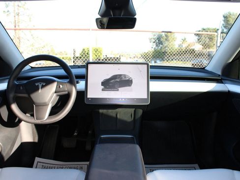 Used 2024 Tesla Model Y 2WD image 26